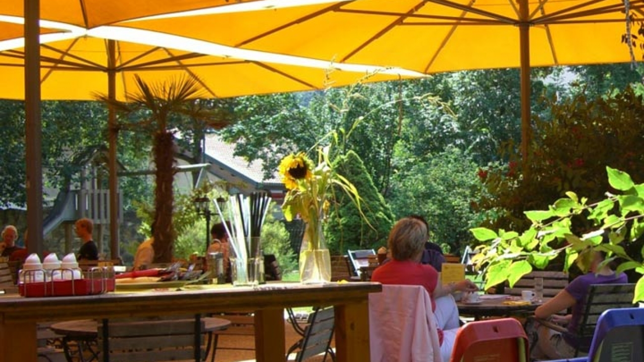 garden-cafe-255370_1280